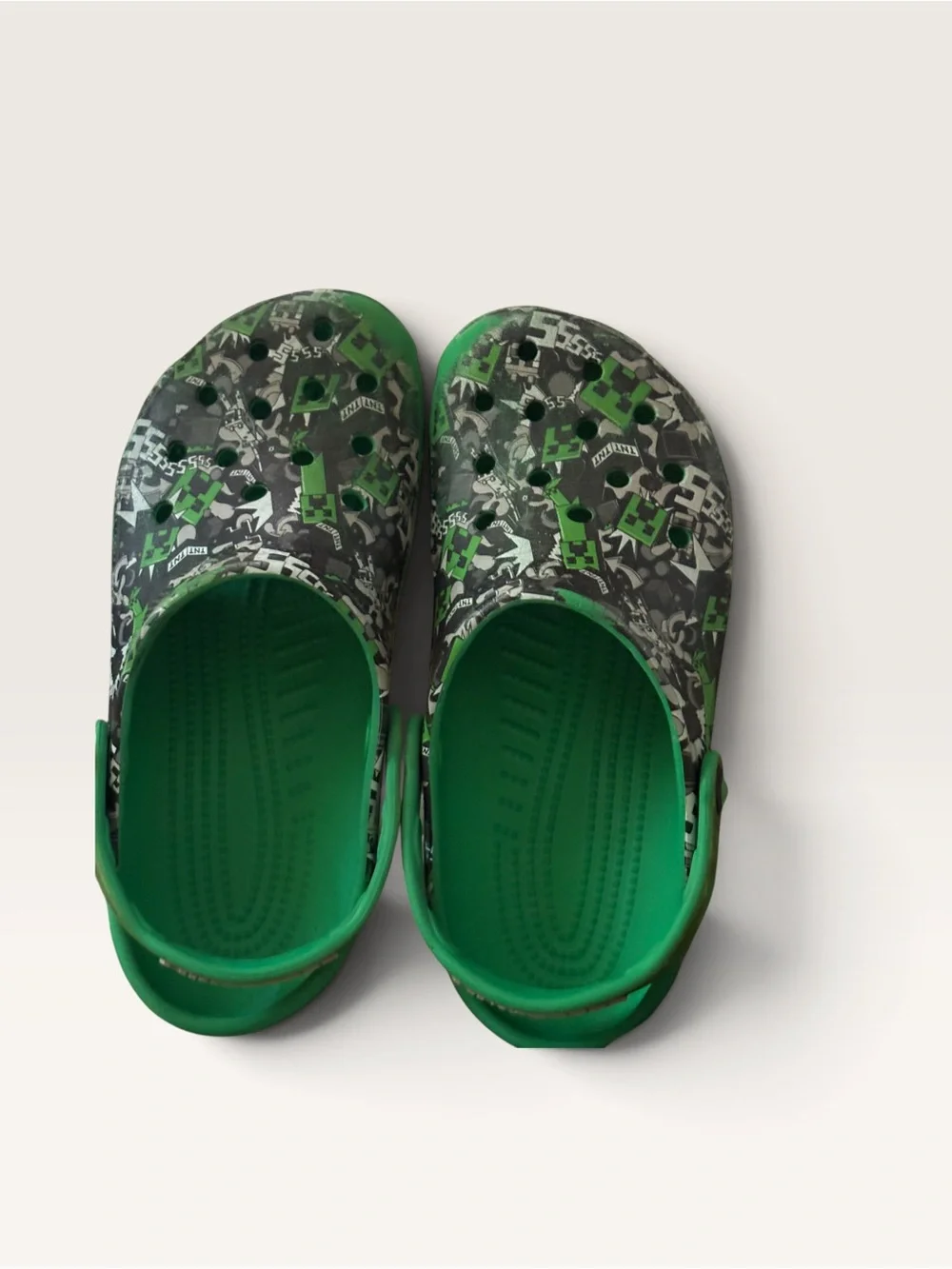 Crocs Minecraft Classic Clogs Green Black Kids J5 Gamer Video Game Shoes